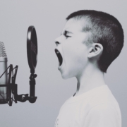 bambino che urla nel microfono
