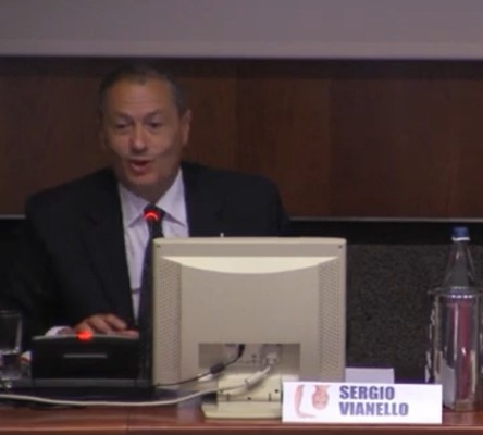 vianello seduto al tavolo dei relatori